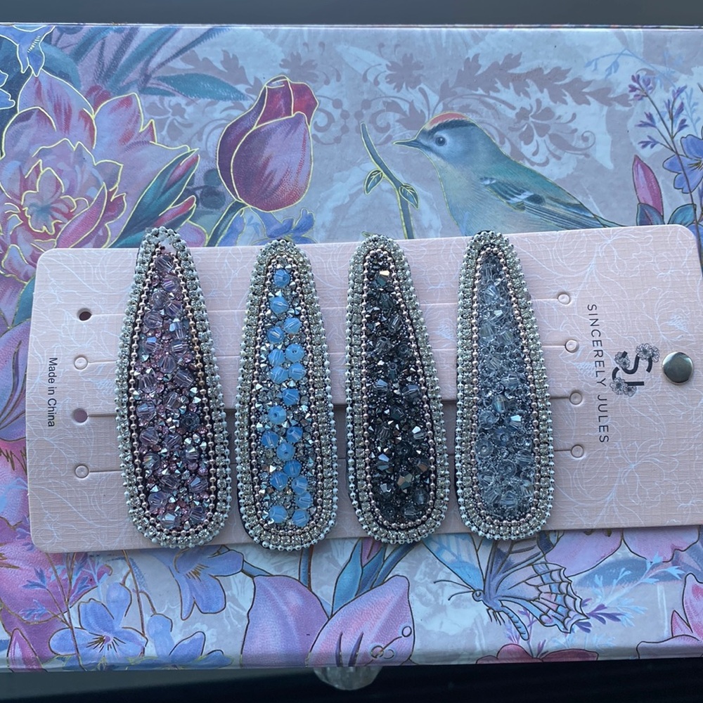 Lovely hair clips for any event and styles !